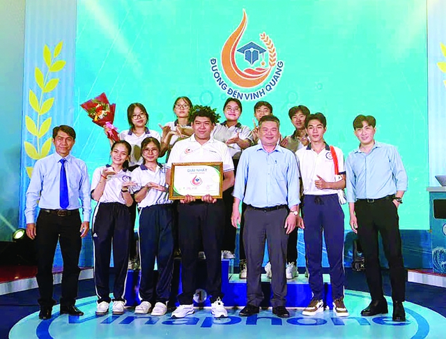Mang V&ograve;ng nguyệt quế về tặng chị - Ảnh 1.