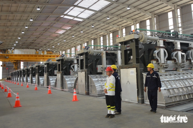 Vietnam's first aluminum ingots roll off production line after 11 years - Ảnh 3.