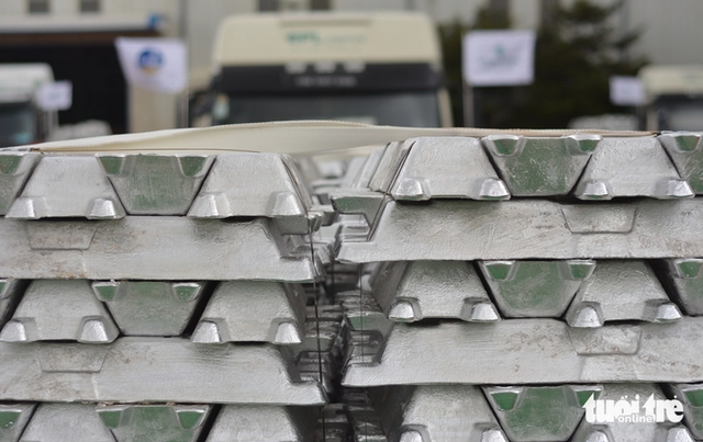 Vietnam's first aluminum ingots roll off production line after 11 years - Ảnh 4.