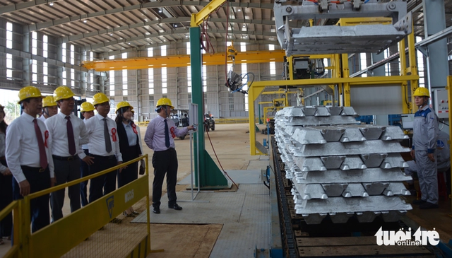 Vietnam's first aluminum ingots roll off production line after 11 years - Ảnh 5.
