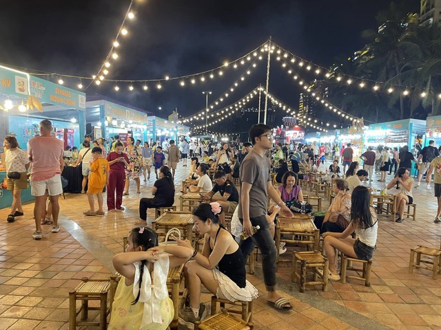 Da Nang dismisses overcharging claims at Son Tra Night Market after preliminary inspection - Ảnh 2.