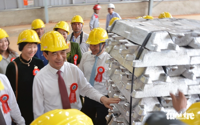 Vietnam's first aluminum ingots roll off production line after 11 years - Ảnh 6.