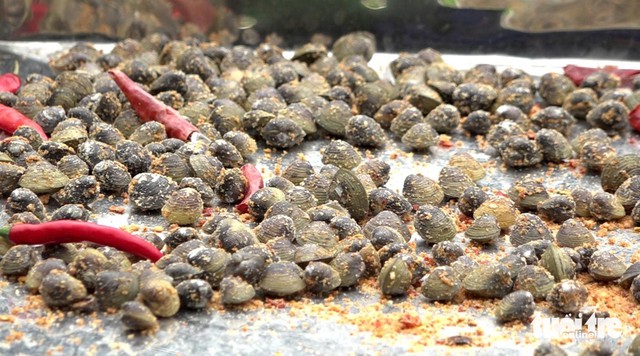 Sun-dried spicy freshwater clams: Vietnam’s Mekong Delta delicacy winning fans online - Ảnh 2.