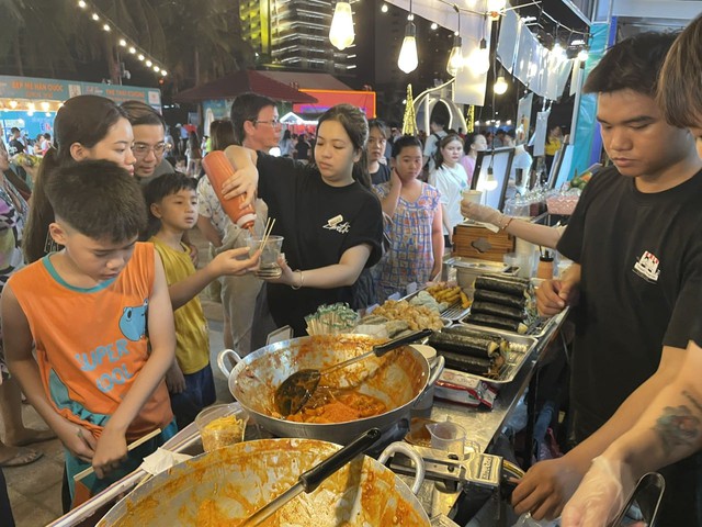 Da Nang dismisses overcharging claims at Son Tra Night Market after preliminary inspection - Ảnh 1.