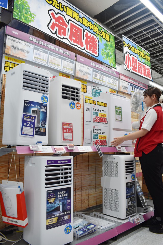 Portable air conditioner sales surge in Japan amid intense heat - Ảnh 1.