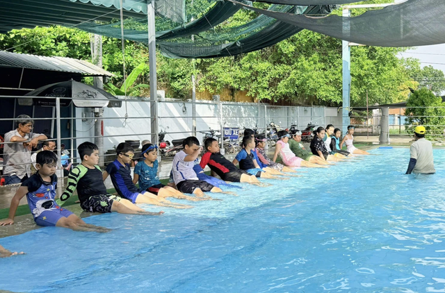 Free swimming classes in Ho Chi Minh City equip children with safety skills, ease parents’ worries- Ảnh 1.