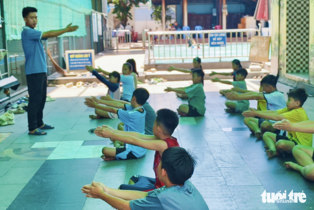 Free swimming classes in Ho Chi Minh City equip children with safety skills, ease parents’ worries- Ảnh 4.