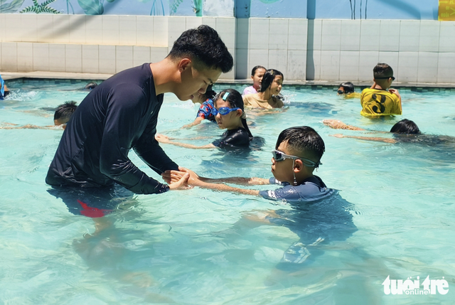 Free swimming classes in Ho Chi Minh City equip children with safety skills, ease parents’ worries- Ảnh 5.