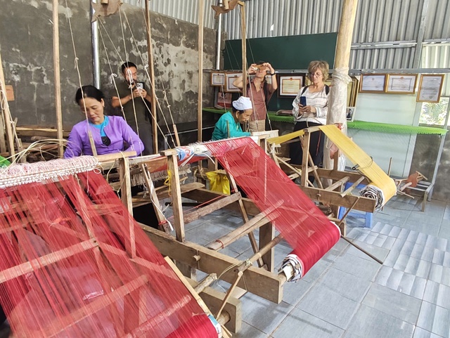 The silent looms of Vietnam: How Muong women revive art of weaving - Ảnh 1.