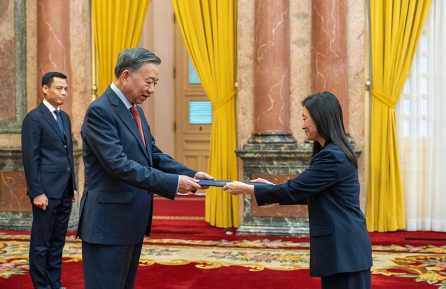 Exclusive: First female US ambassador to Vietnam shares vision for stronger bilateral partnership- Ảnh 7.