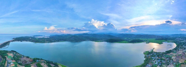 Check out this picturesque freshwater lagoon near the sea in central Vietnam - Ảnh 1.