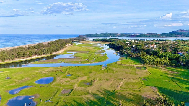 Check out this picturesque freshwater lagoon near the sea in central Vietnam - Ảnh 2.