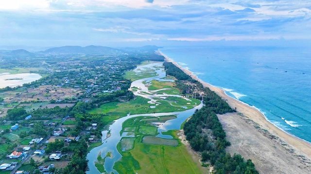 Check out this picturesque freshwater lagoon near the sea in central Vietnam - Ảnh 3.