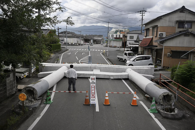 Japan quake toll rises to 13 as rescuers haul people from collapsed mall - Ảnh 1.