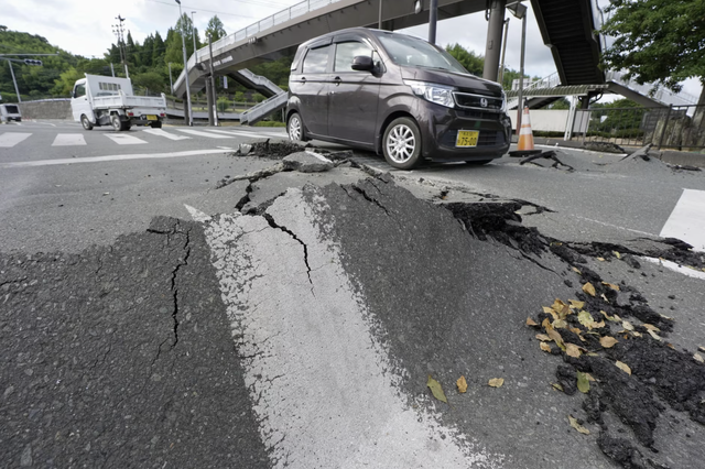 Japan quake toll rises to 13 as rescuers haul people from collapsed mall - Ảnh 2.