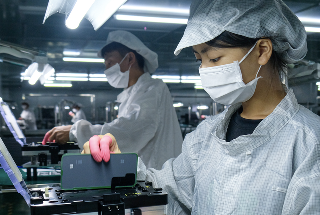 Companies face fines of up to $2,850 for forcing overtime in Vietnam- Ảnh 1.