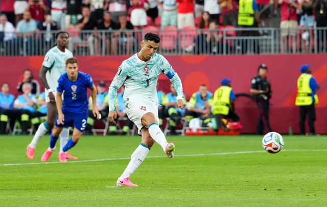 Portugal survive late drama to beat Croatia and reach World Cup last 16 - Ảnh 2.