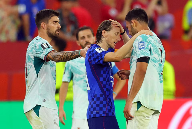 Portugal survive late drama to beat Croatia and reach World Cup last 16 - Ảnh 3.