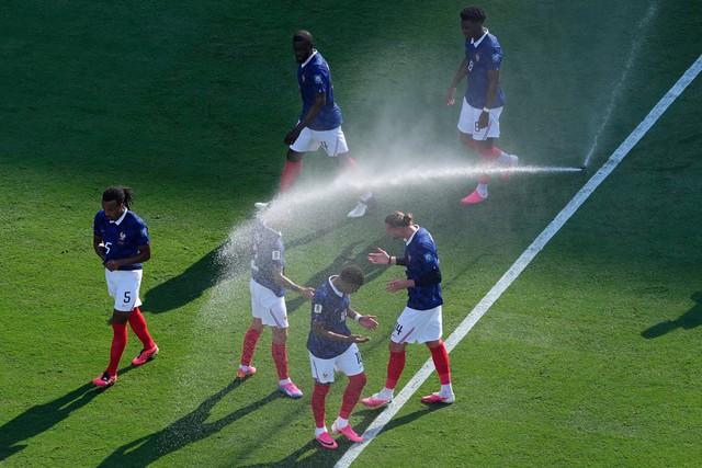 Eastern heat on July 4 threatens World Cup players and fans - Ảnh 1.