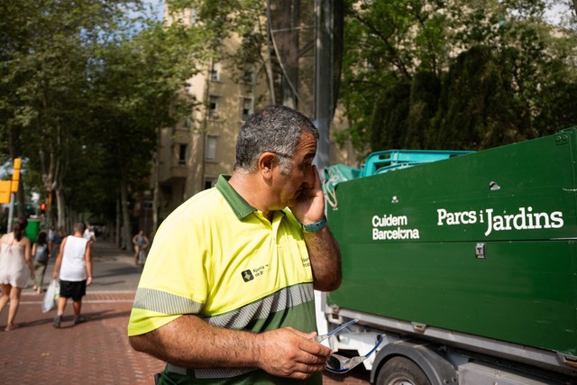 Barcelona introduces heat-monitoring bracelets for its outdoor workers - Ảnh 2.