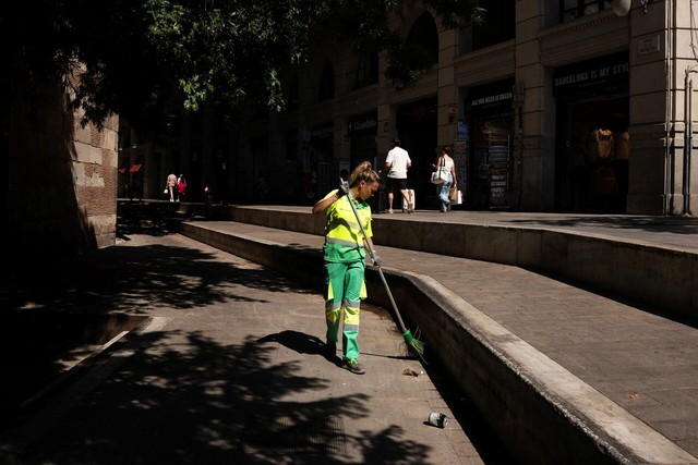 Barcelona introduces heat-monitoring bracelets for its outdoor workers - Ảnh 3.