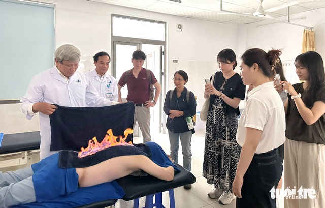 Why are foreigners posting videos praising Da Nang’s public hospitals?- Ảnh 3.
