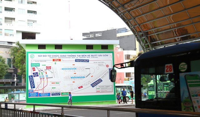 Ho Chi Minh City bus terminal adds bilingual Vietnamese-English signs for foreign visitors - Ảnh 1.
