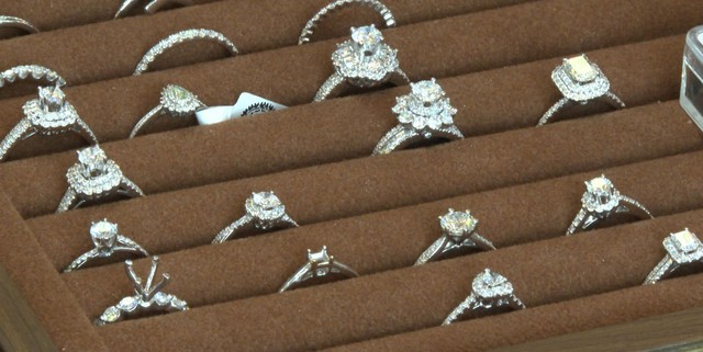 Vietnamese jeweler PNJ comes under pressure after ex-subsidiary chief charged in transnational diamond smuggling case- Ảnh 1.