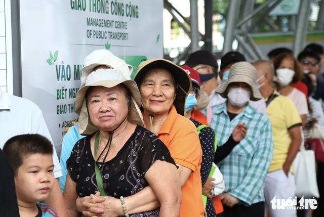 Ho Chi Minh City rewards bus riders with lucky draw prizes - Ảnh 1.