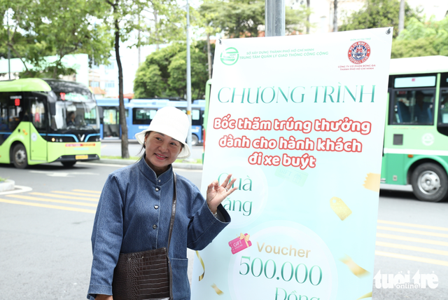 Ho Chi Minh City rewards bus riders with lucky draw prizes - Ảnh 2.