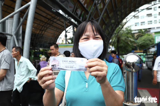 Ho Chi Minh City rewards bus riders with lucky draw prizes - Ảnh 3.