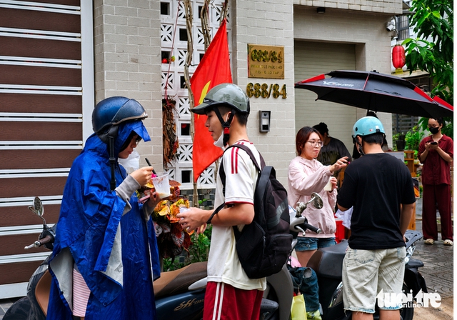 Young people queue in rain for viral Yunnan snow milk in Ho Chi Minh City- Ảnh 1.