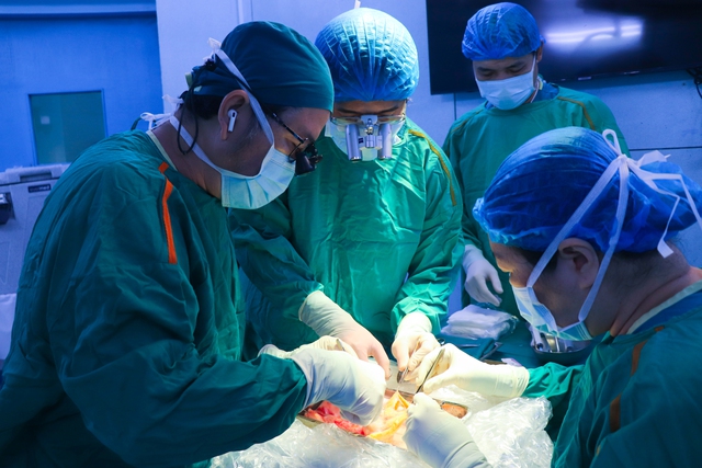 Kidney transported 1,700 km gives 7-year-old Vietnamese boy second chance at life- Ảnh 1.