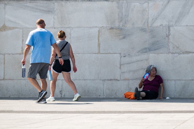 Heat wave disrupts Fourth of July events across US, strains power grids- Ảnh 6.