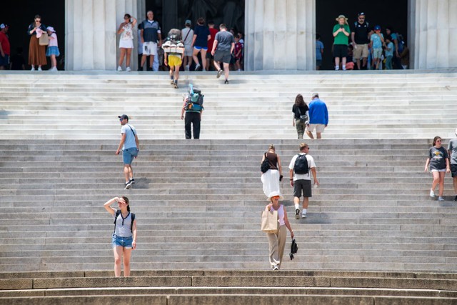 Heat wave disrupts Fourth of July events across US, strains power grids- Ảnh 5.