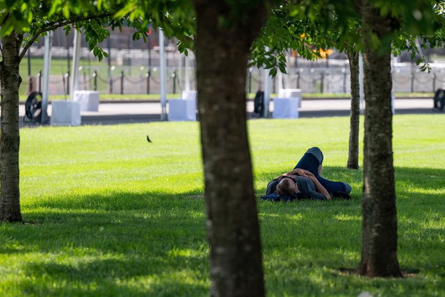 Heat wave disrupts Fourth of July events across US, strains power grids- Ảnh 7.