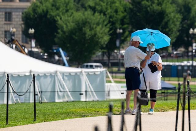 Heat wave disrupts Fourth of July events across US, strains power grids- Ảnh 2.