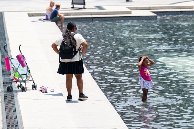 Heat wave disrupts Fourth of July events across US, strains power grids- Ảnh 3.