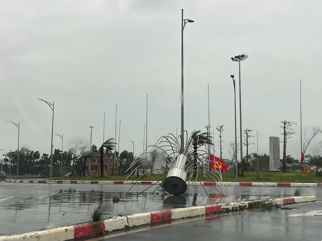 Storm Maysak wreaks havoc in Vietnam’s Mong Cai - Ảnh 1.