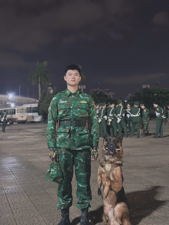 Vietnamese search-and-rescue dog unit honored with Venezuelan medal for earthquake mission - Ảnh 1.