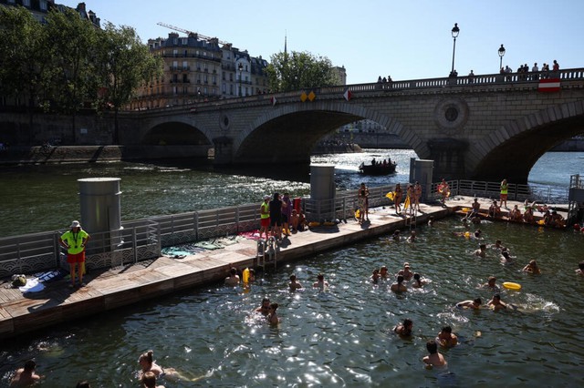 Splish-splash! Parisians and tourists soak in the Seine - Ảnh 1.