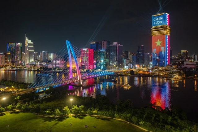 Saigon Marina IFC Tower lights up to mark 250 years of US Independence Day - Ảnh 1.