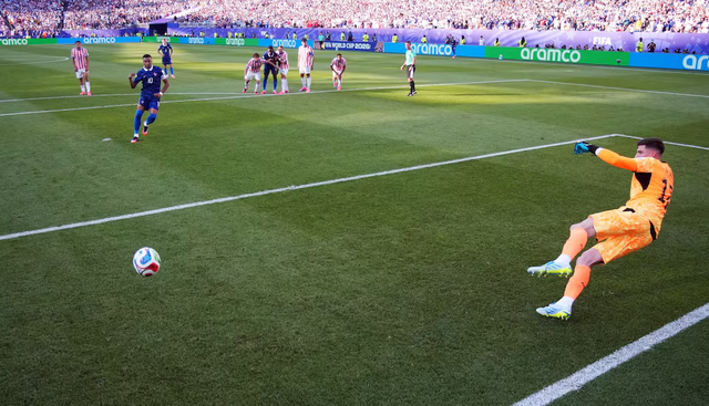 Mbappe keeps cool as France survive furnace against Paraguay- Ảnh 2.