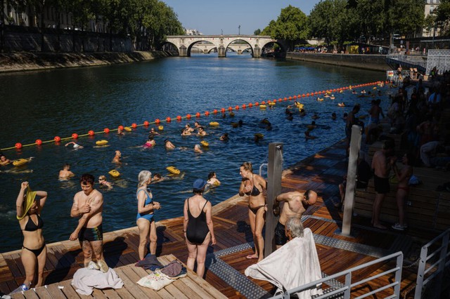Splish-splash! Parisians and tourists soak in the Seine - Ảnh 2.