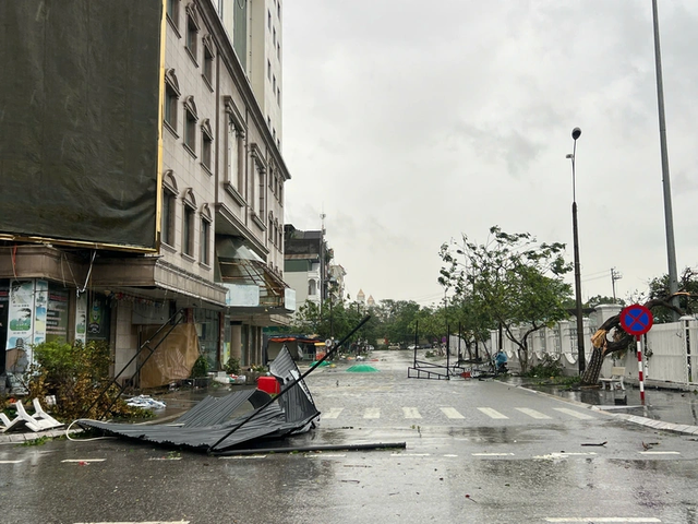 Storm Maysak wreaks havoc in Vietnam’s Mong Cai - Ảnh 3.