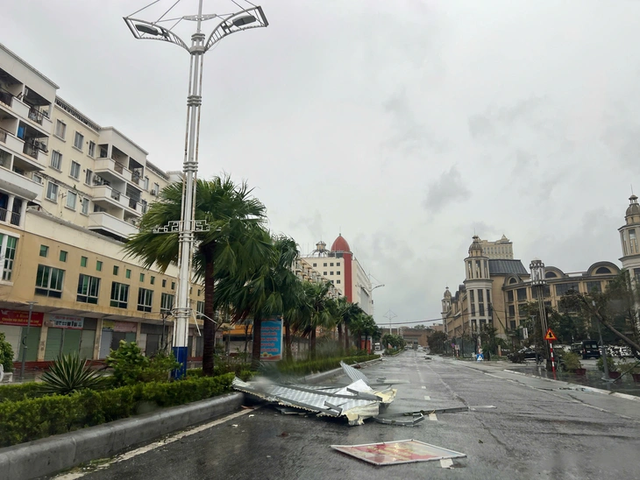 Storm Maysak wreaks havoc in Vietnam’s Mong Cai - Ảnh 7.