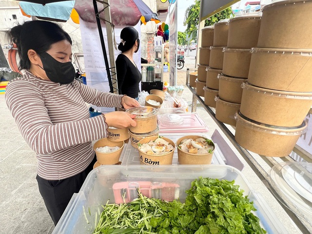 $0.76 bowl of soy sauce noodles is winning over Ho Chi Minh City's breakfast crowd  - Ảnh 2.