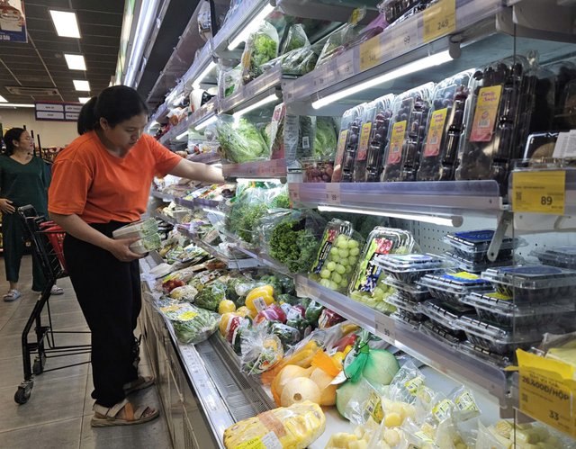 In Vietnam, fuel prices plunge, but meals stay expensive- Ảnh 1.