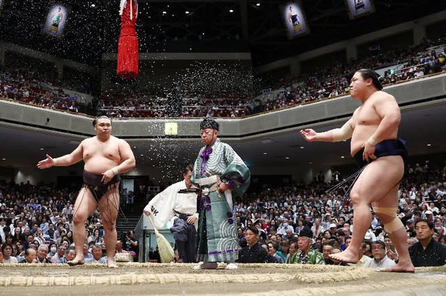 Sumo draws capacity crowds for over 300 consecutive days - Ảnh 1.