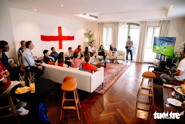 UK consul general hosts World Cup watch party in Ho Chi Minh City as England reach quarterfinals - Ảnh 1.